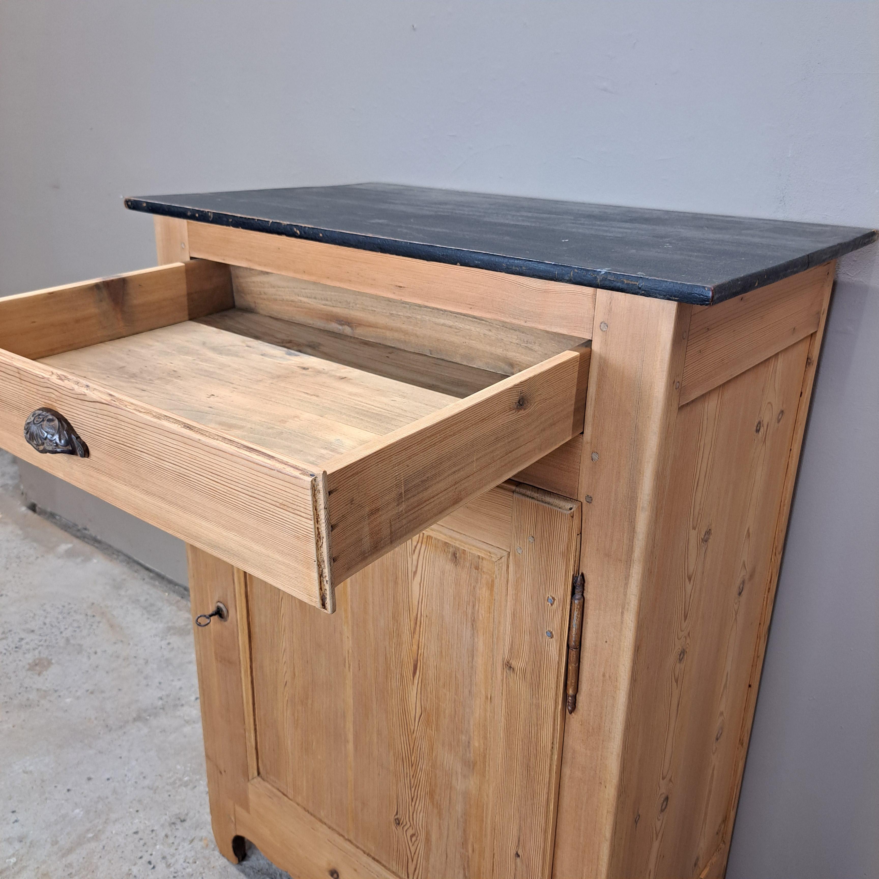 2a6205d122c3.jpg MEUBLE CONFITURIER