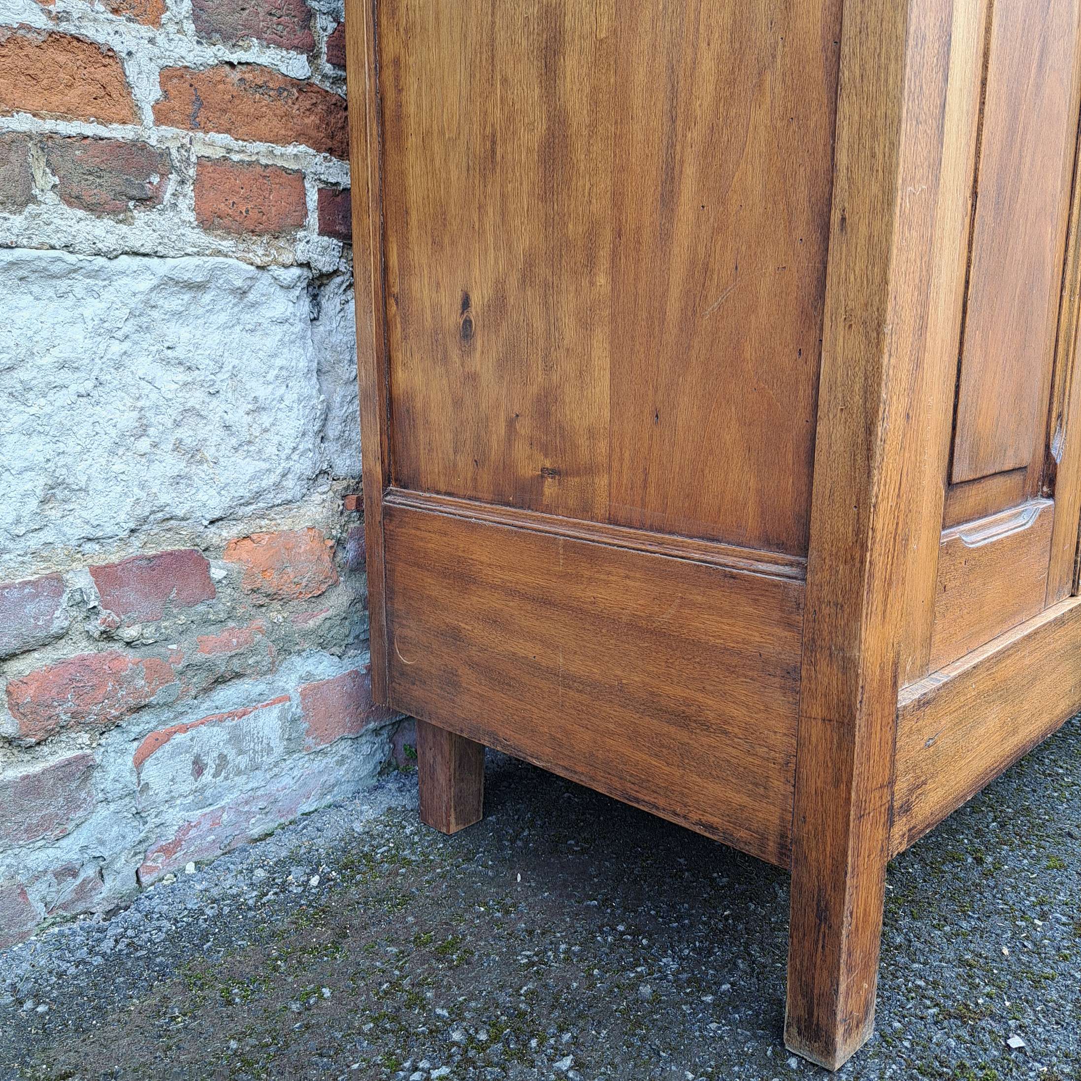 504fc8fc6433.jpg ARMOIRE PARISIENNE