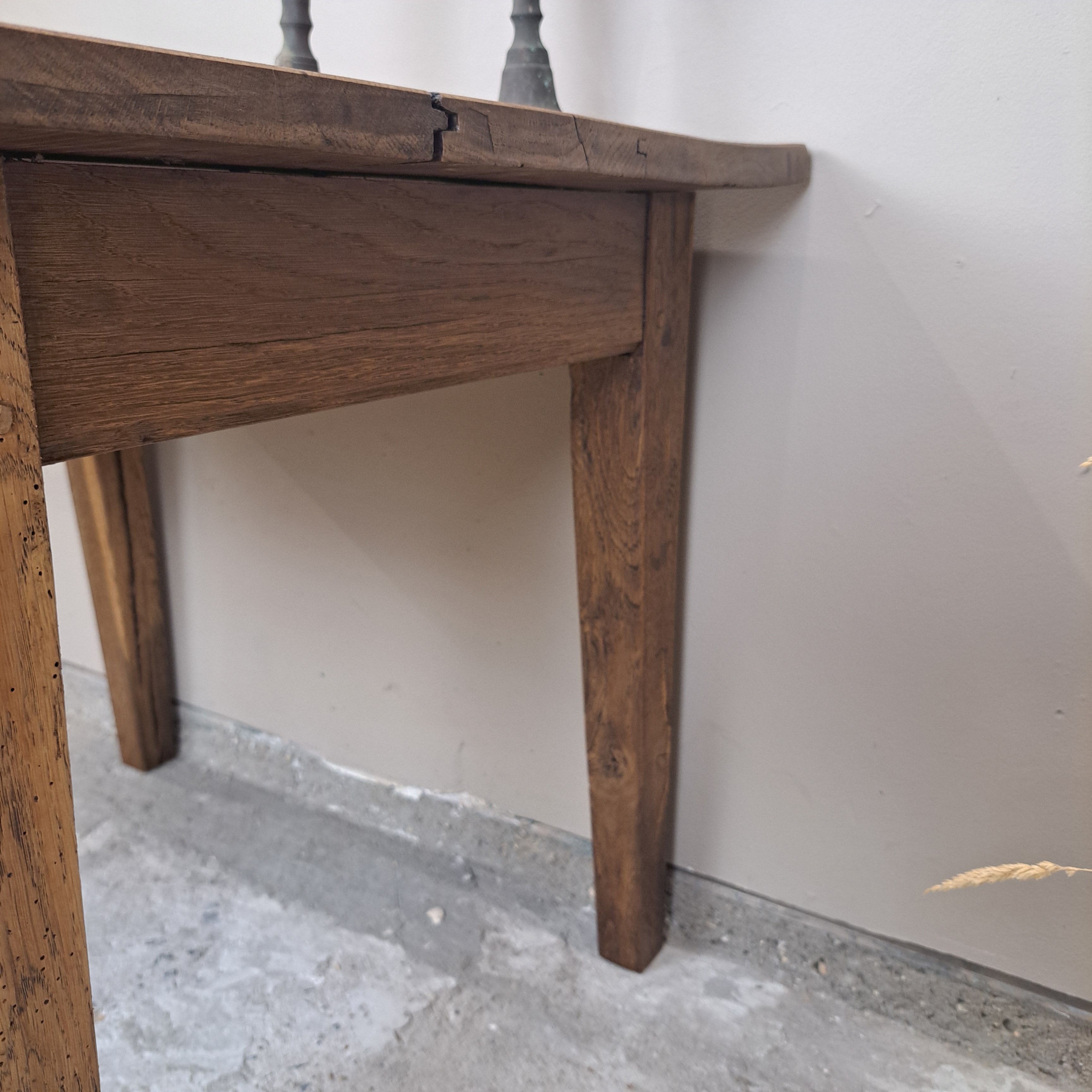 67f888e97626.jpg PETITE TABLE