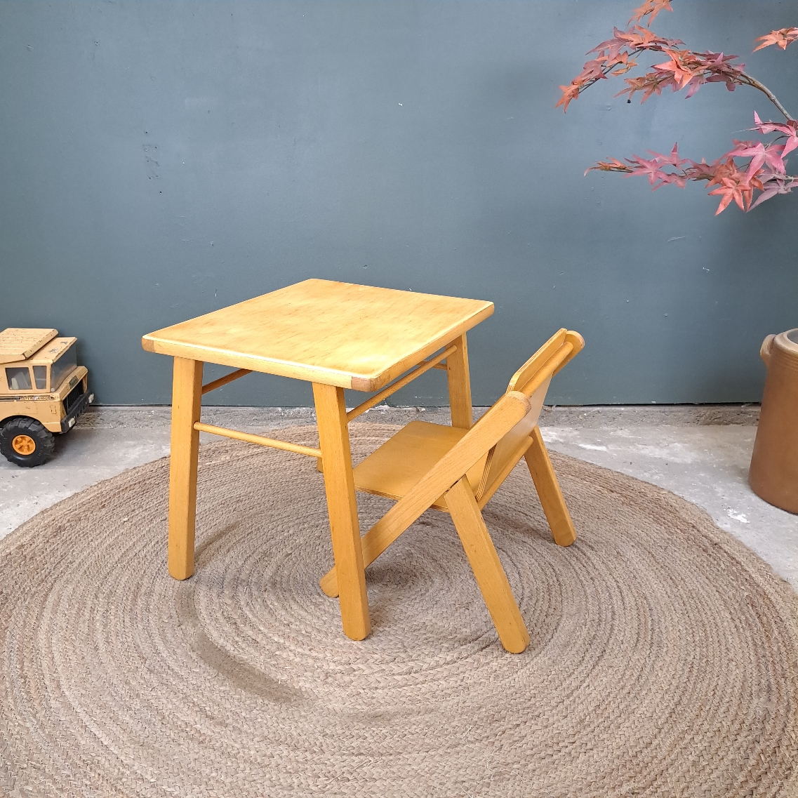 f5ddd2f7d8d5.jpg TABLE ET CHAISE ENFANT  DESIGN