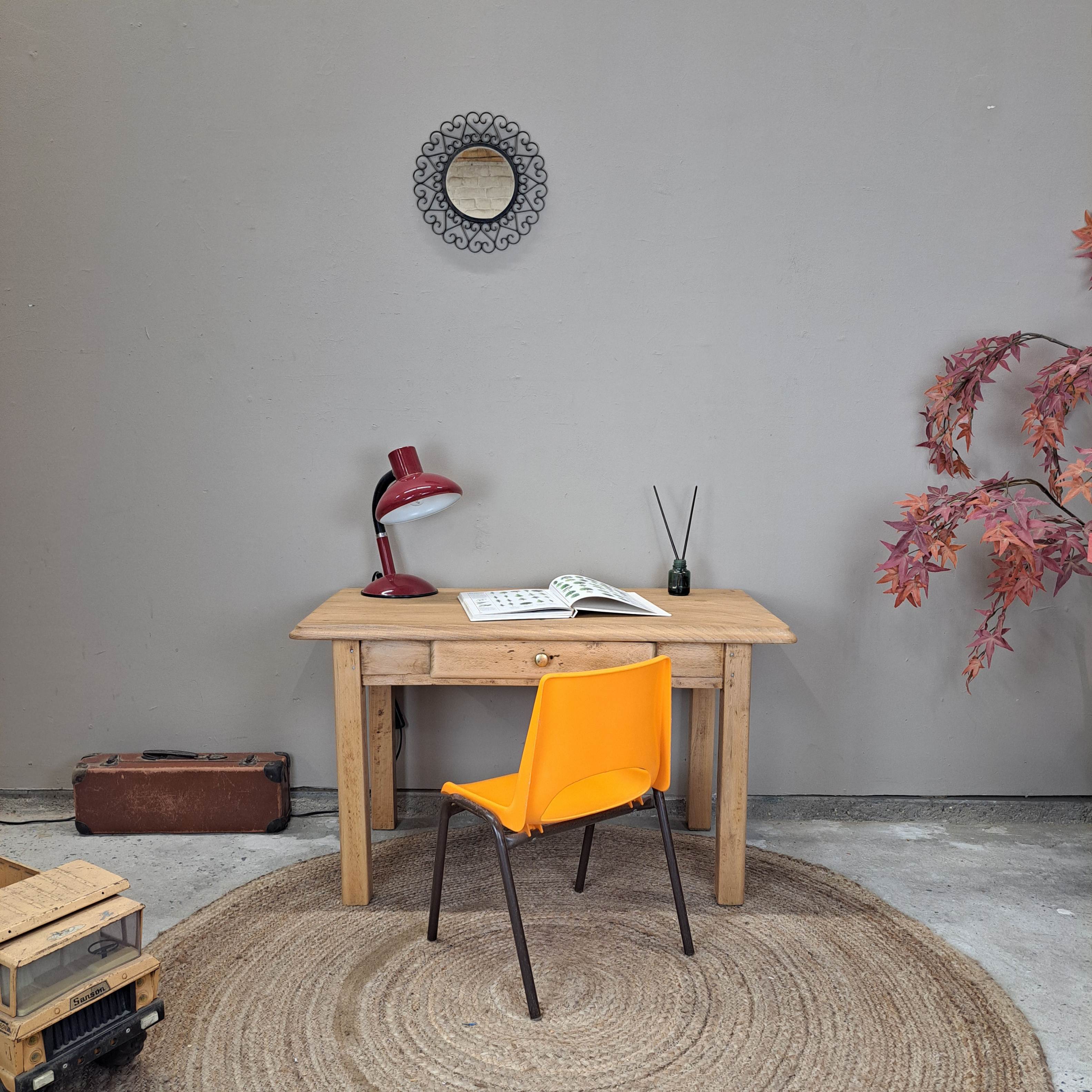30443388d72a.jpg TABLE D'ECOLIER/ BOUT DE CANAPE