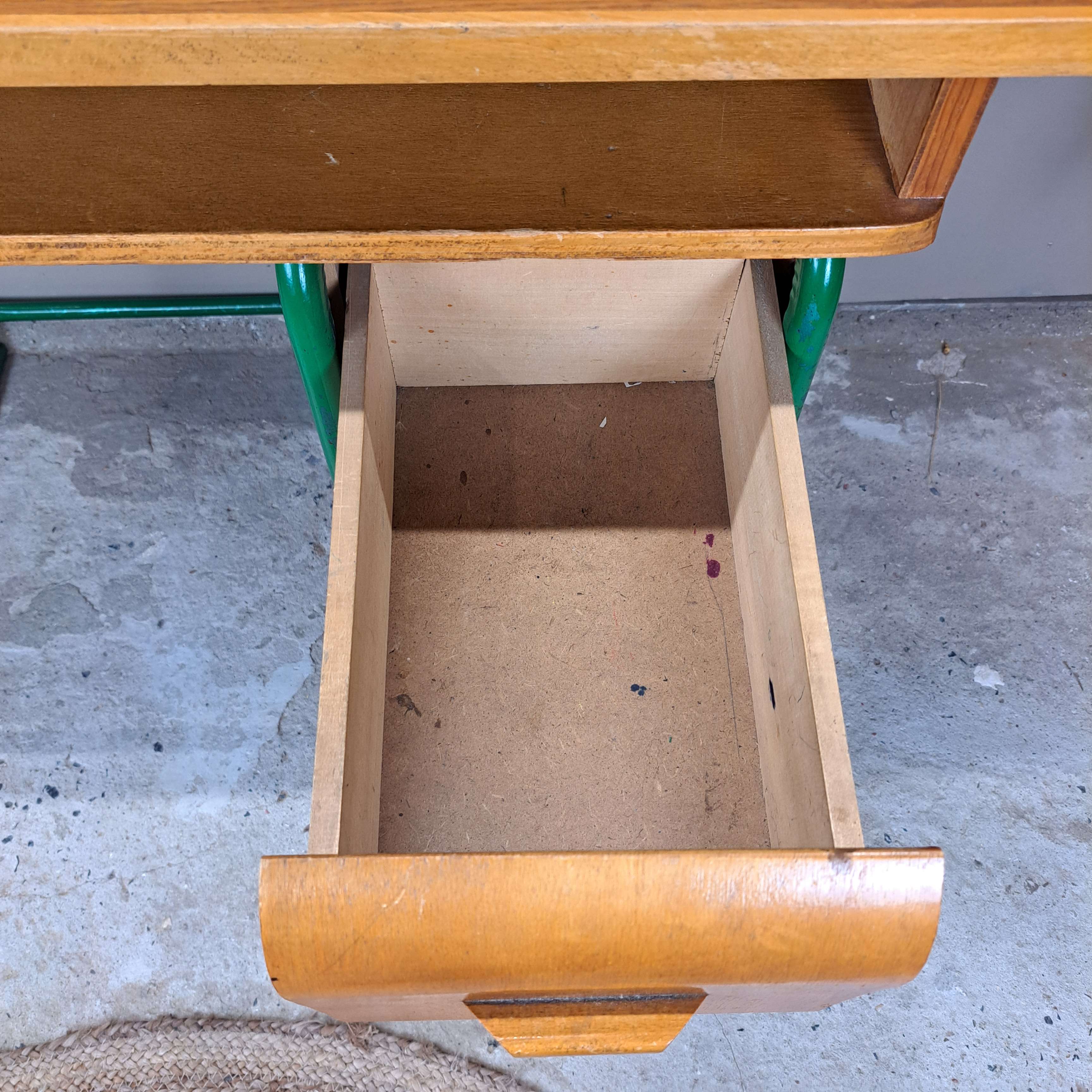 3eb220ae3f66.jpg PETIT BUREAU