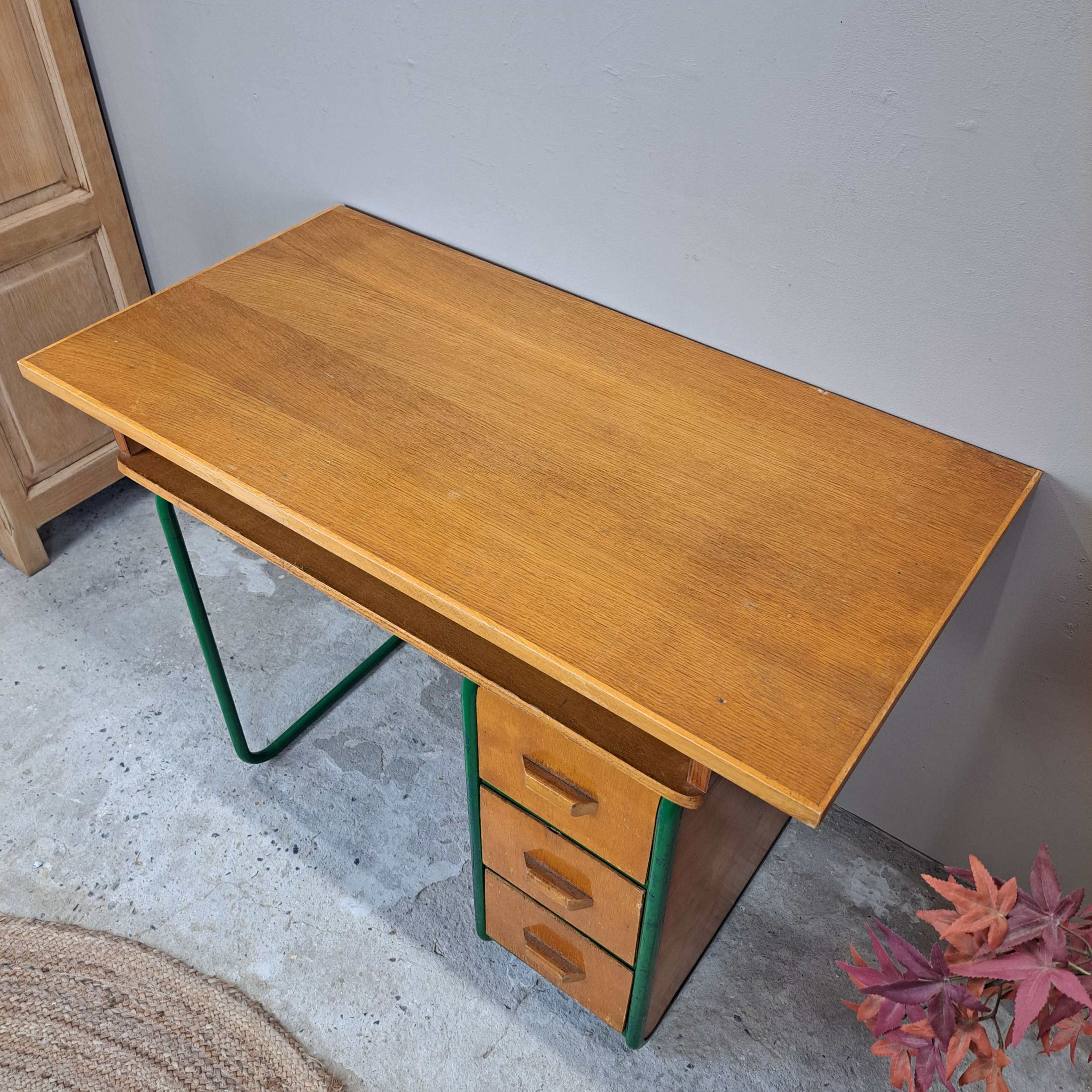 456c23913fe4.jpg PETIT BUREAU