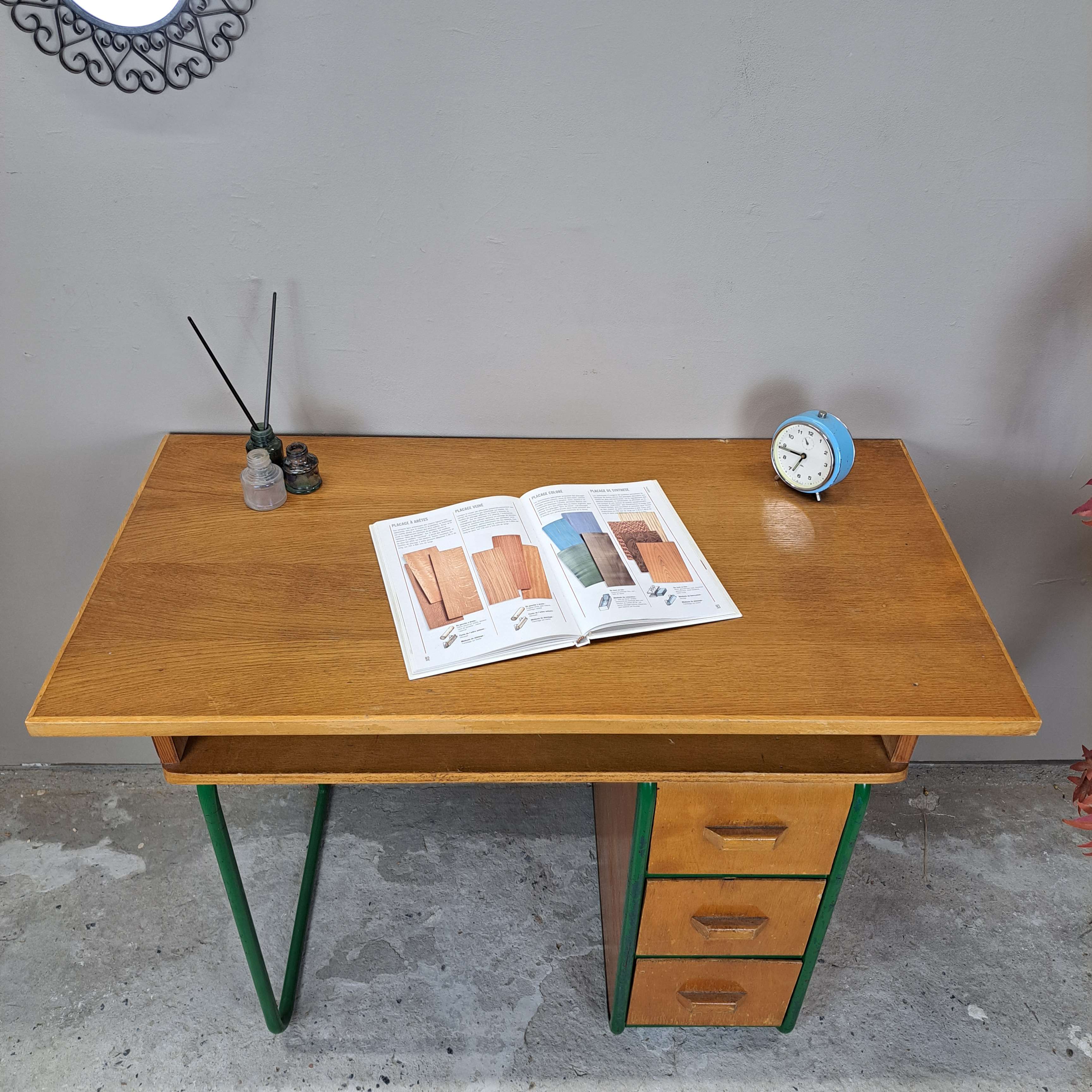 47b8d86e067d.jpg PETIT BUREAU