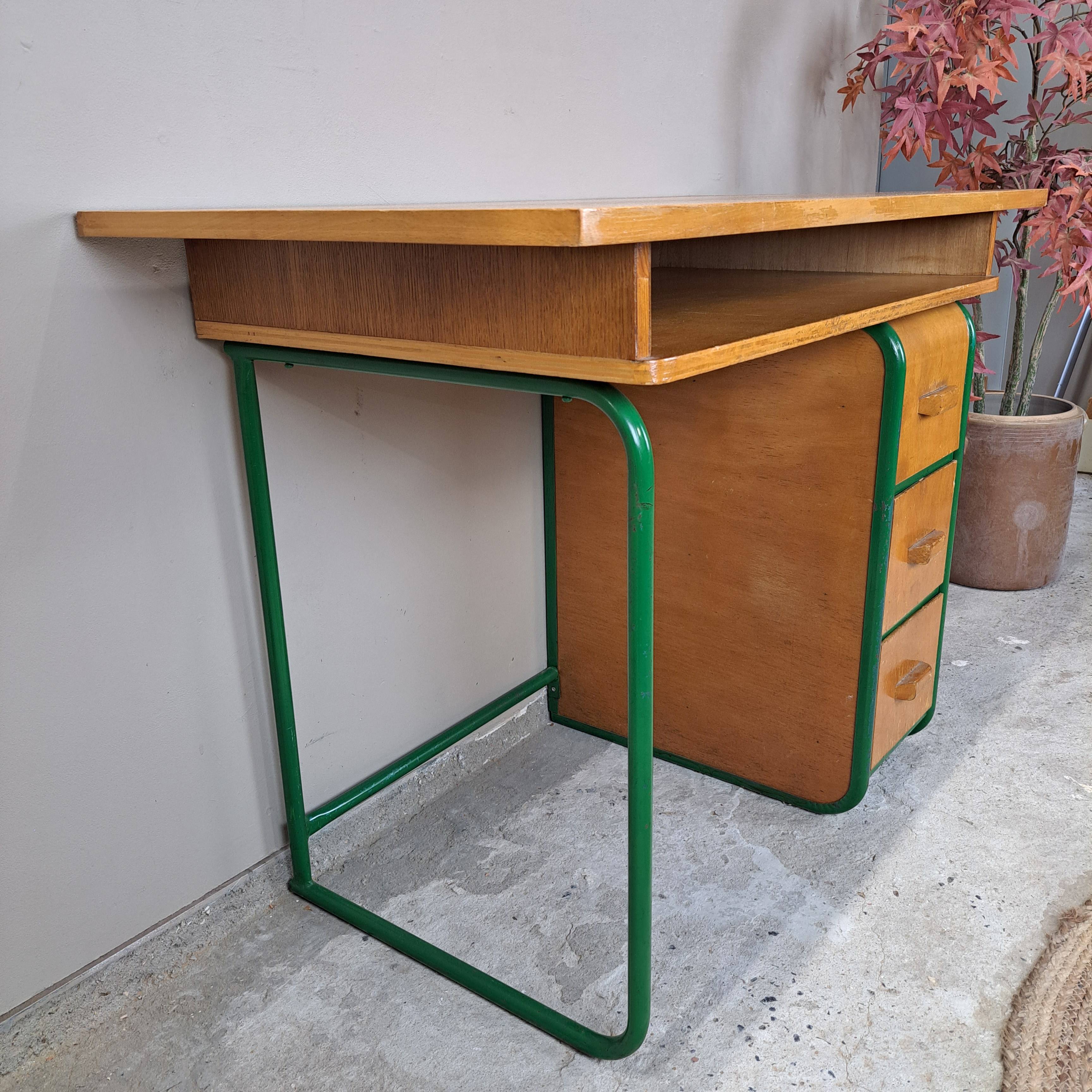 8767c0d7ba08.jpg PETIT BUREAU