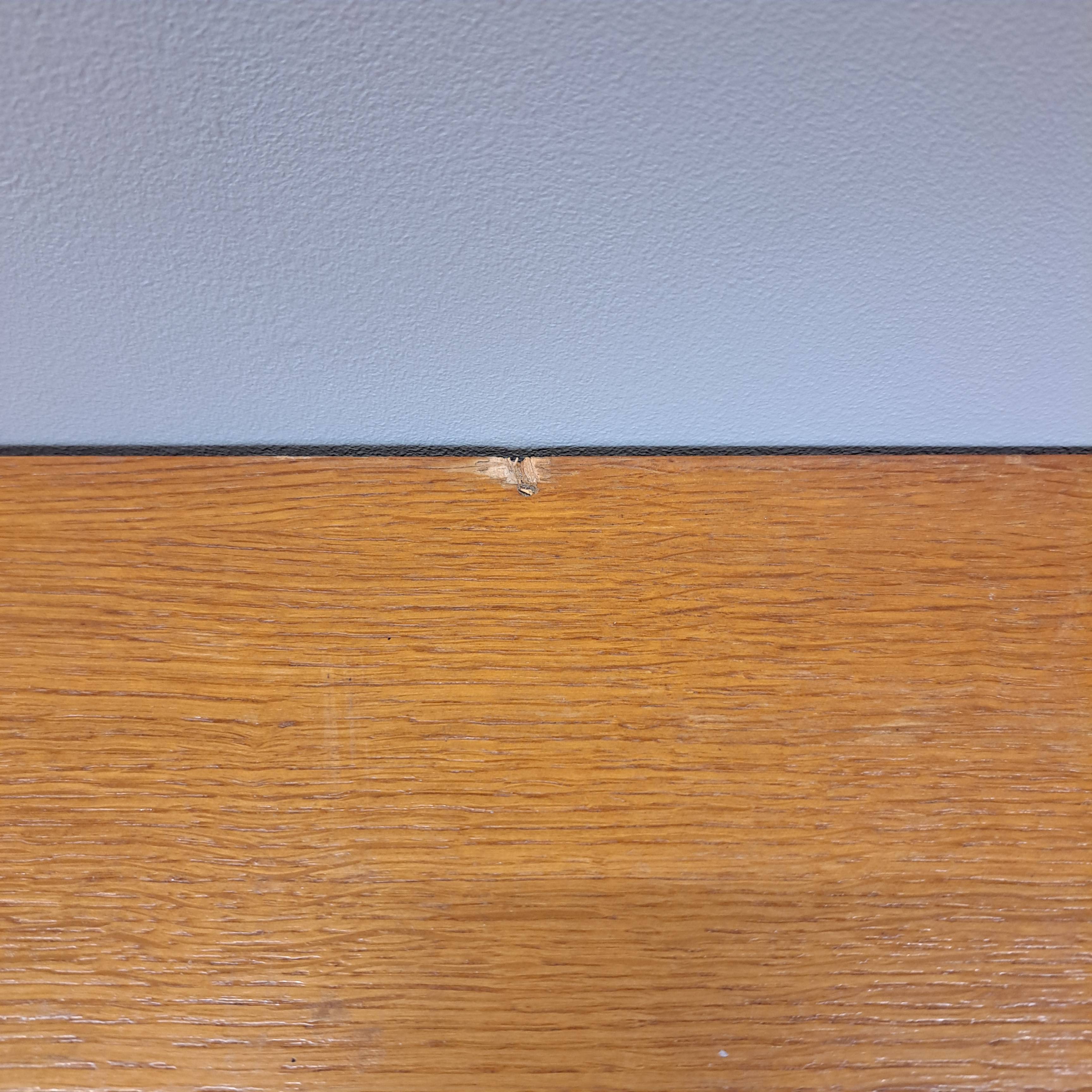c21e47b6c7cc.jpg PETIT BUREAU
