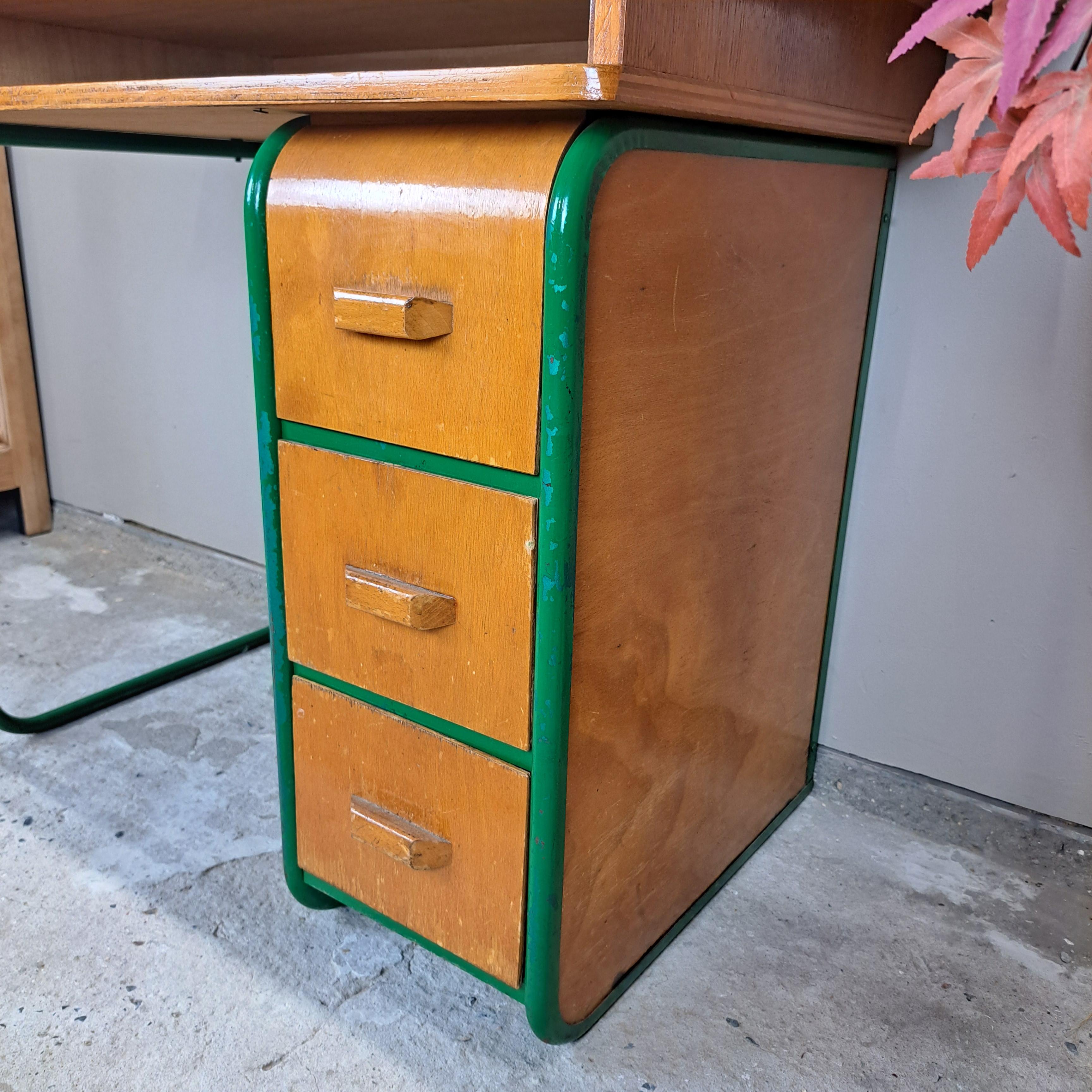 d04f9ae578b3.jpg PETIT BUREAU