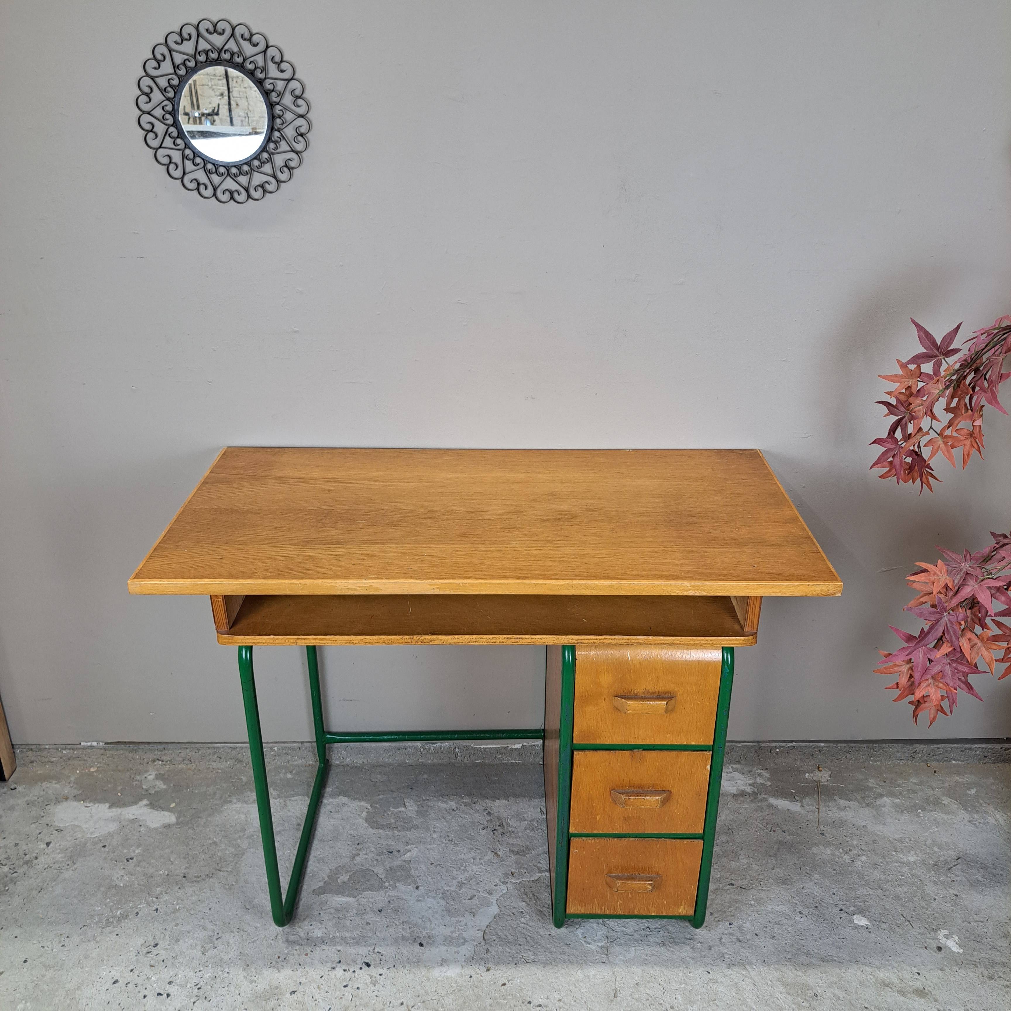 d25babd130e7.jpg PETIT BUREAU