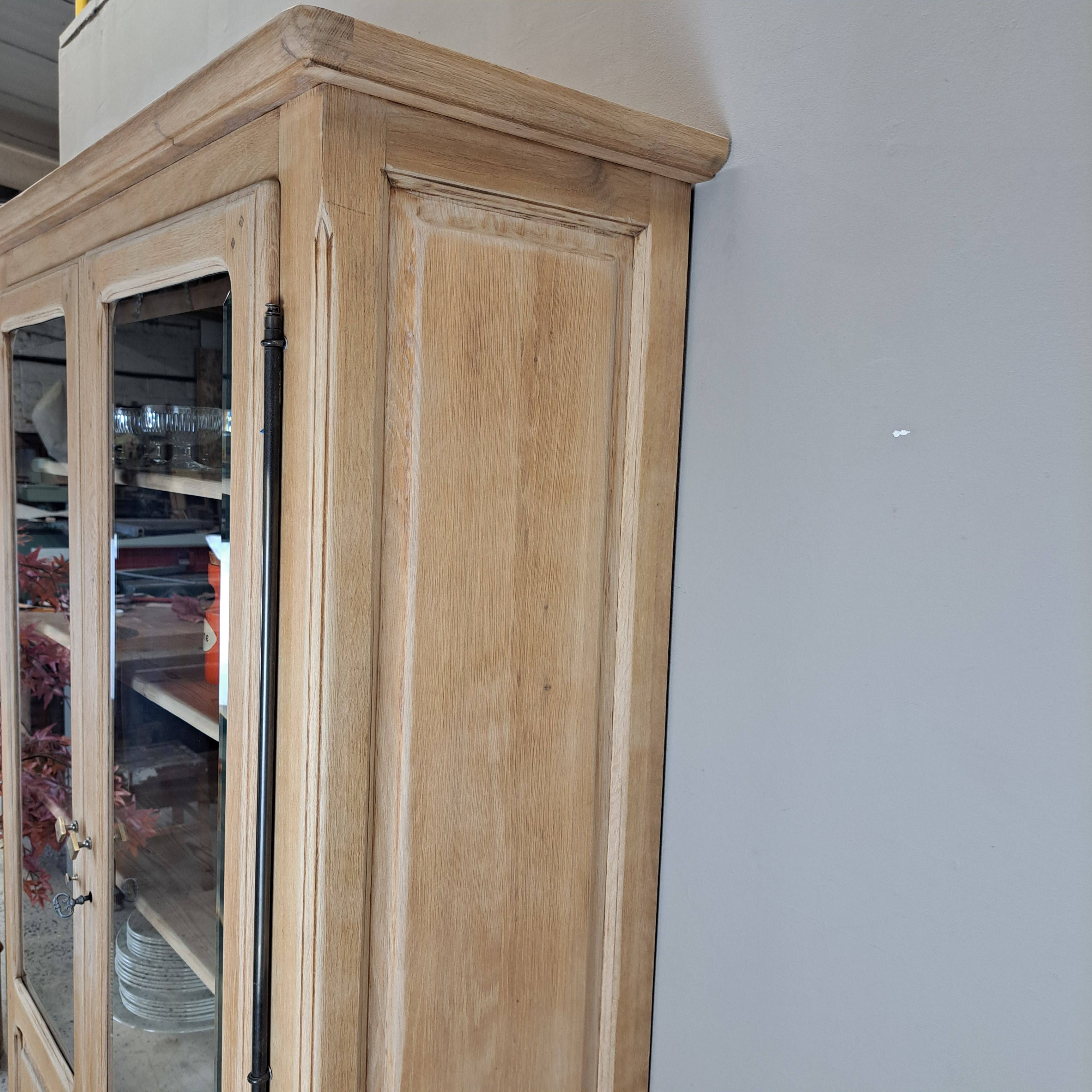 e5aea237d484.jpg ARMOIRE VITREE